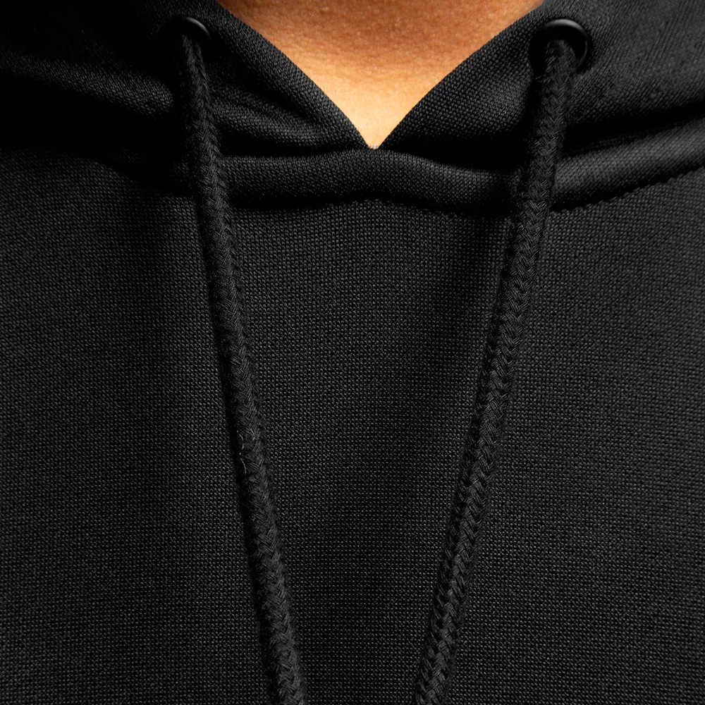 Detalhe do casaco Olympikus preto mostrando zíper e logo em relevo